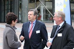 Erik Oddershede and Annick Roetynck from ETRA with Toine Manders, MEP 